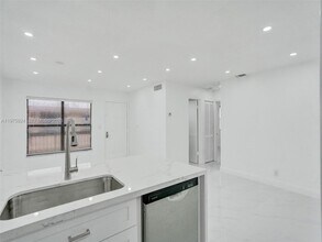 10051 Winding Lake Rd, Unit 2 in Sunrise, FL - Foto de edificio - Building Photo