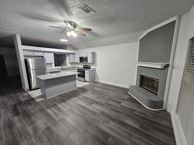 919 Crestwood Dr in Cedar Hill, TX - Building Photo - Building Photo