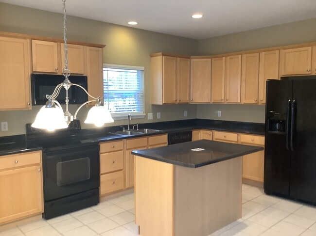 18690 Round Lake Rd in Noblesville, IN - Foto de edificio - Building Photo