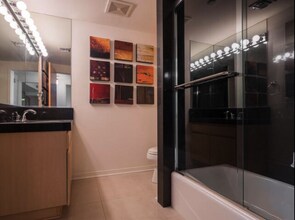 171 N Church Ln, Unit 307 in Los Angeles, CA - Building Photo - Building Photo