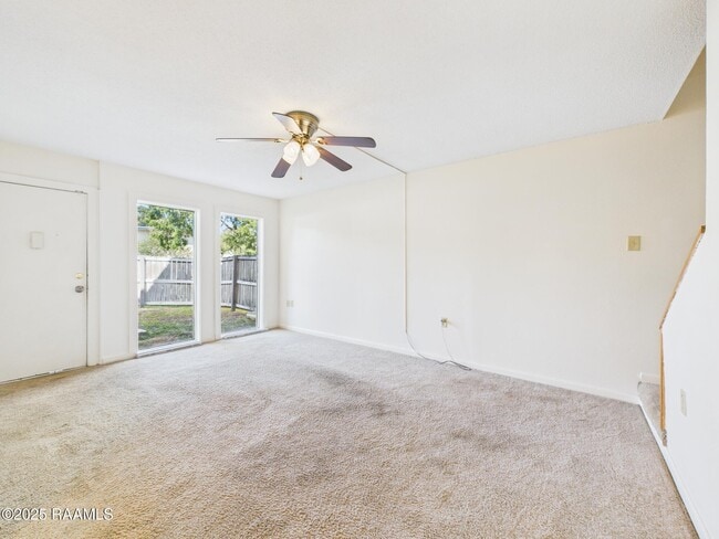 201 Fox Run Ave in Lafayette, LA - Foto de edificio - Building Photo