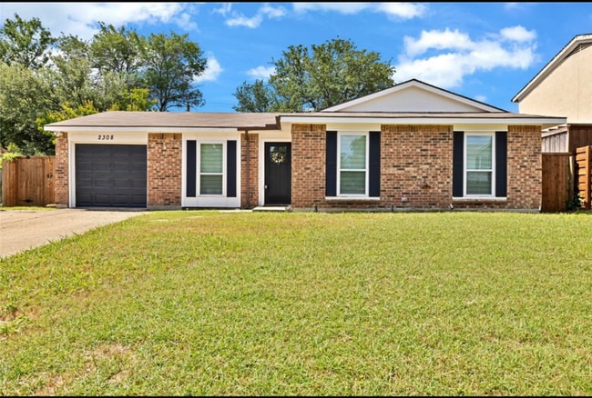2308 Foxcroft Ln in Arlington, TX - Foto de edificio - Building Photo