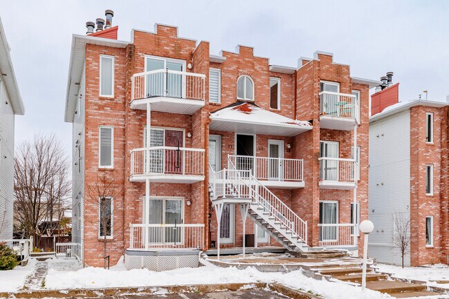 302 De La Montagne Rue in L'Île-Perrot, QC - Building Photo - Building Photo