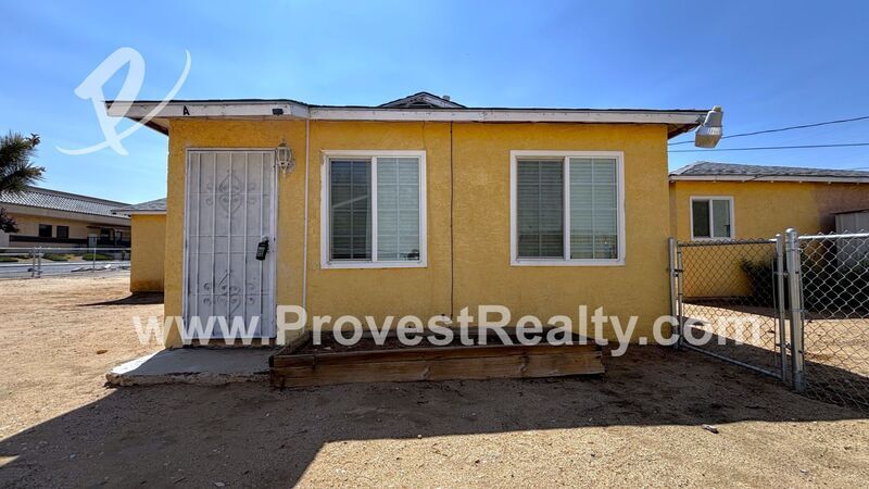 15990 Yucca St in Hesperia, CA - Building Photo
