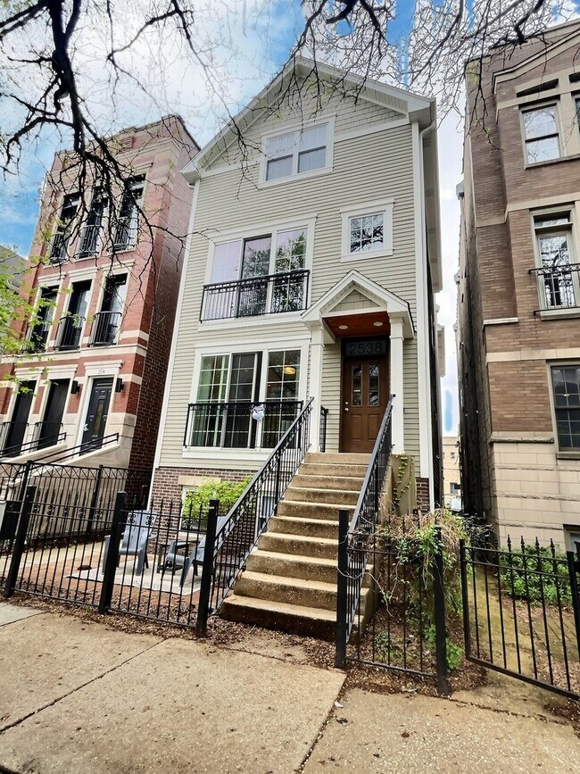 2538 N Southport Ave in Chicago, IL - Building Photo - Building Photo