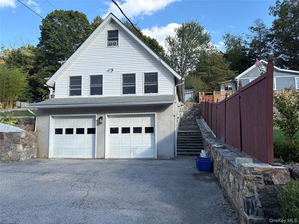 205 N Greeley Ave in Chappaqua, NY - Building Photo