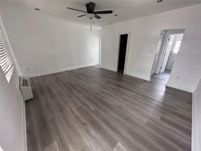 916 W 42 St