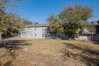 Village South Apartments in Oklahoma City, OK - Foto de edificio - Building Photo