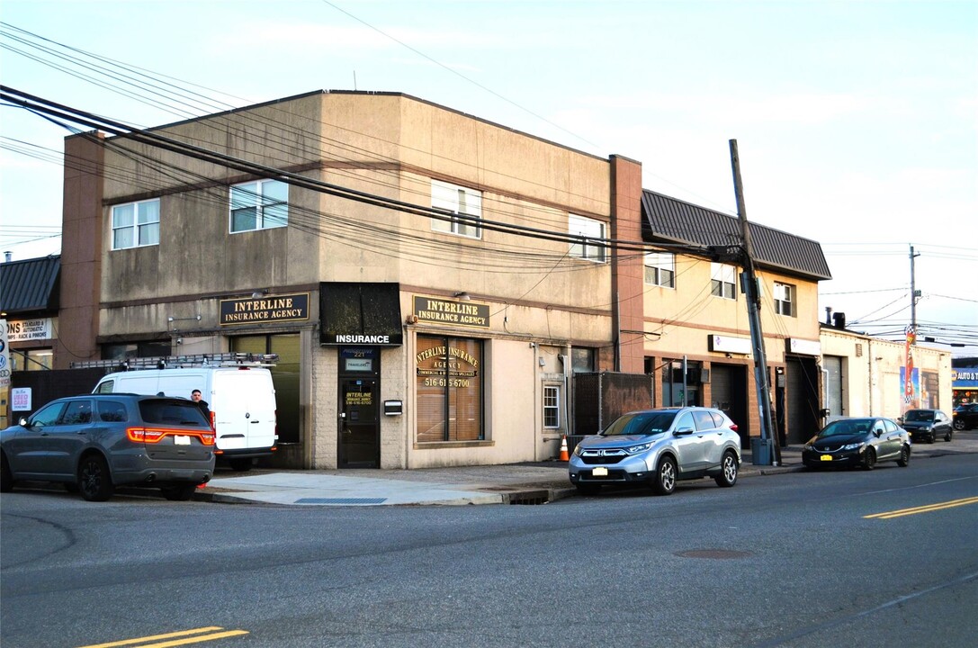 223 Scherer Blvd in Hempstead, NY - Building Photo