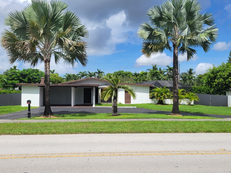 10605 SW 112th St in Miami, FL - Building Photo
