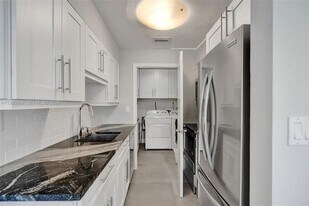 902 Mandarin Isle in Fort Lauderdale, FL - Building Photo