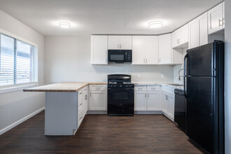 French Quarter Apartments in Alvin, TX - Building Photo - Interior Photo