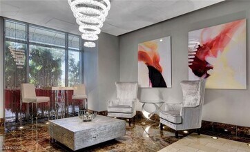 200 W Sahara Ave in Las Vegas, NV - Foto de edificio - Building Photo