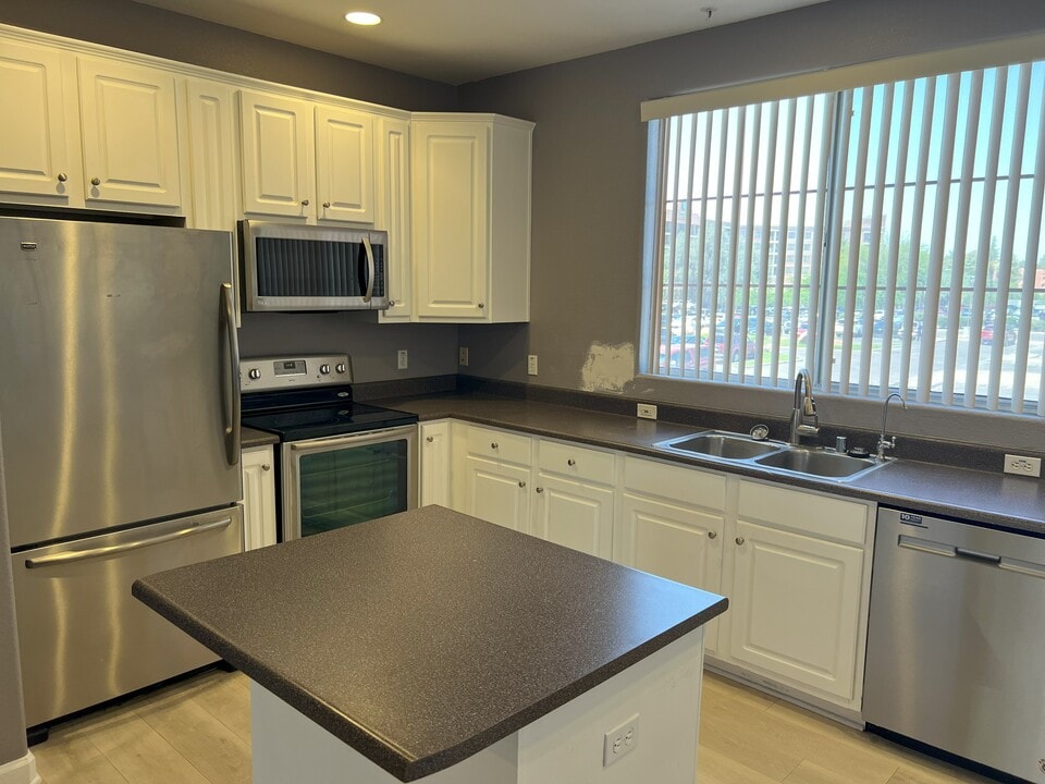 4455 E Paradise Village Pky S, Unit #1081 in Phoenix, AZ - Building Photo