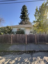 211 Triplett Dr in Cloverdale, CA - Building Photo - Building Photo