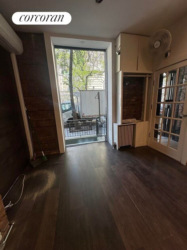 324 W 47th St in New York, NY - Building Photo - Building Photo