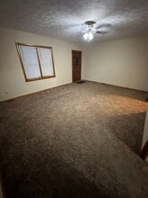 301 E 7th St in Hoisington, KS - Building Photo - Building Photo