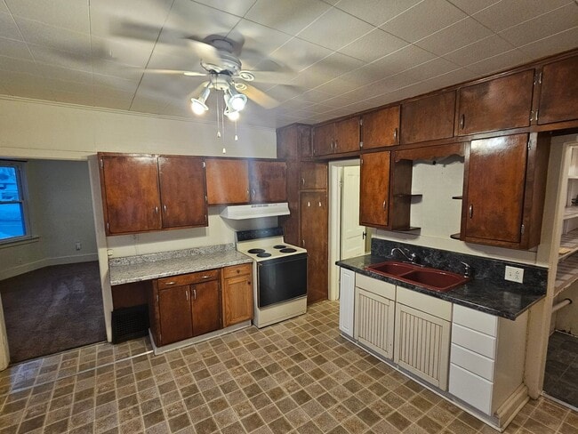 property at 905 S 21st St