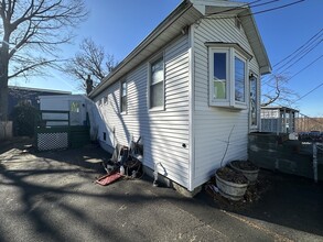 32 Oak Island Rd in Revere, MA - Foto de edificio - Building Photo