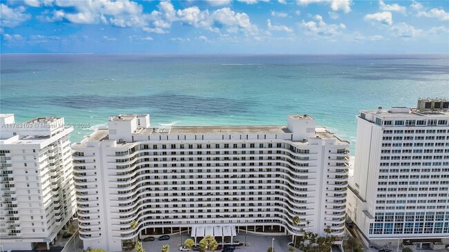 5555 Collins Ave, Unit 16A in Miami Beach, FL - Foto de edificio - Building Photo