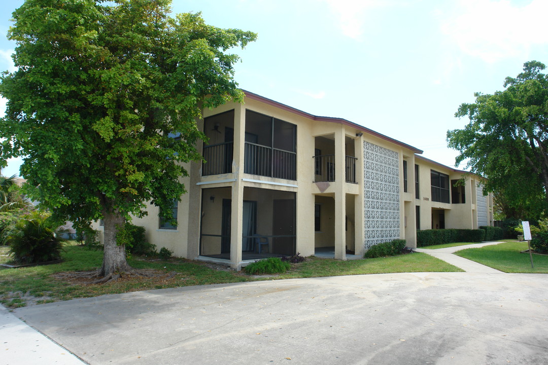 Bent Palm Condominium in Lake Worth, FL - Building Photo