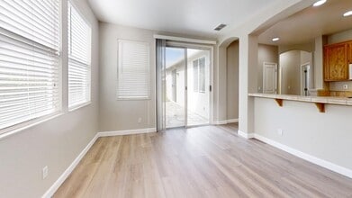 3855 Saintsbury Dr in Sacramento, CA - Foto de edificio - Building Photo