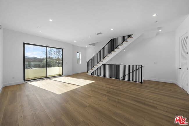 10845 1/2 Morrison St in Los Angeles, CA - Building Photo - Building Photo