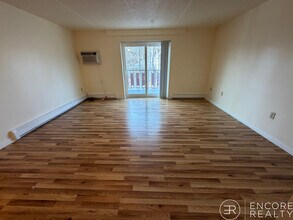 124 Sutherland Rd, Unit 1 in Boston, MA - Foto de edificio - Building Photo