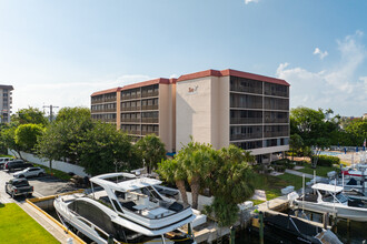 Bay Yacht Club Condominiums in Pompano Beach, FL - Building Photo - Building Photo