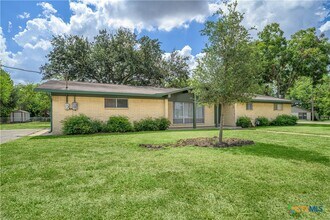 516 W 14th St in Shiner, TX - Building Photo - Building Photo
