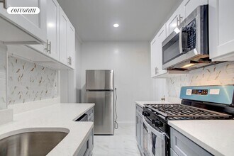 315 W 102nd St in New York, NY - Building Photo - Building Photo