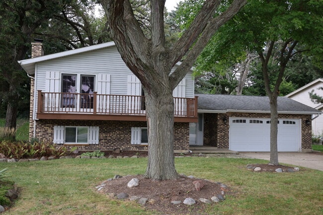property at 1401 Hillside Ln