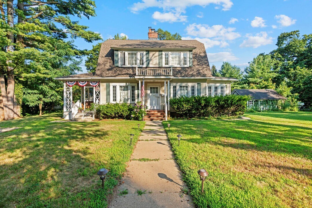 202 Lewis Rd in Northport, NY - Building Photo