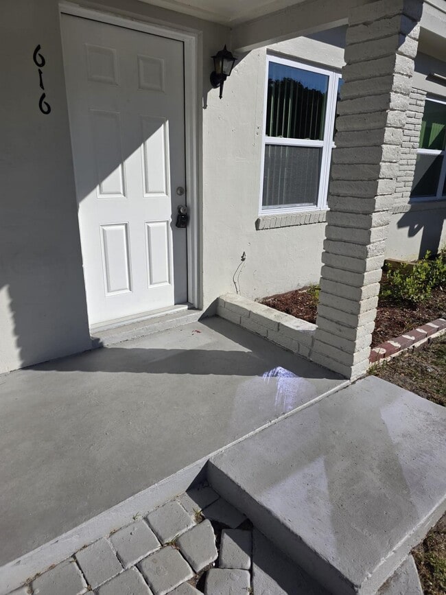 property at 616 S 6th St