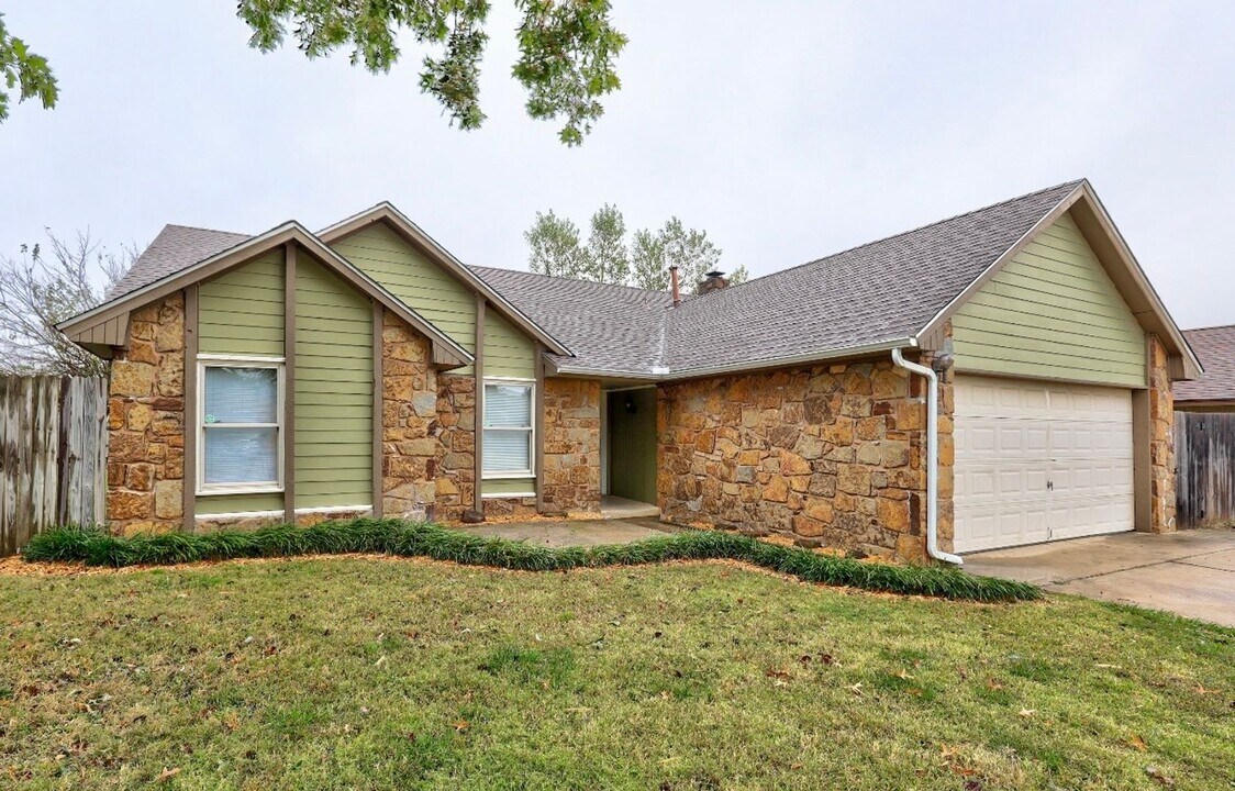 1308 Smoking Tree St in Moore, OK - Building Photo