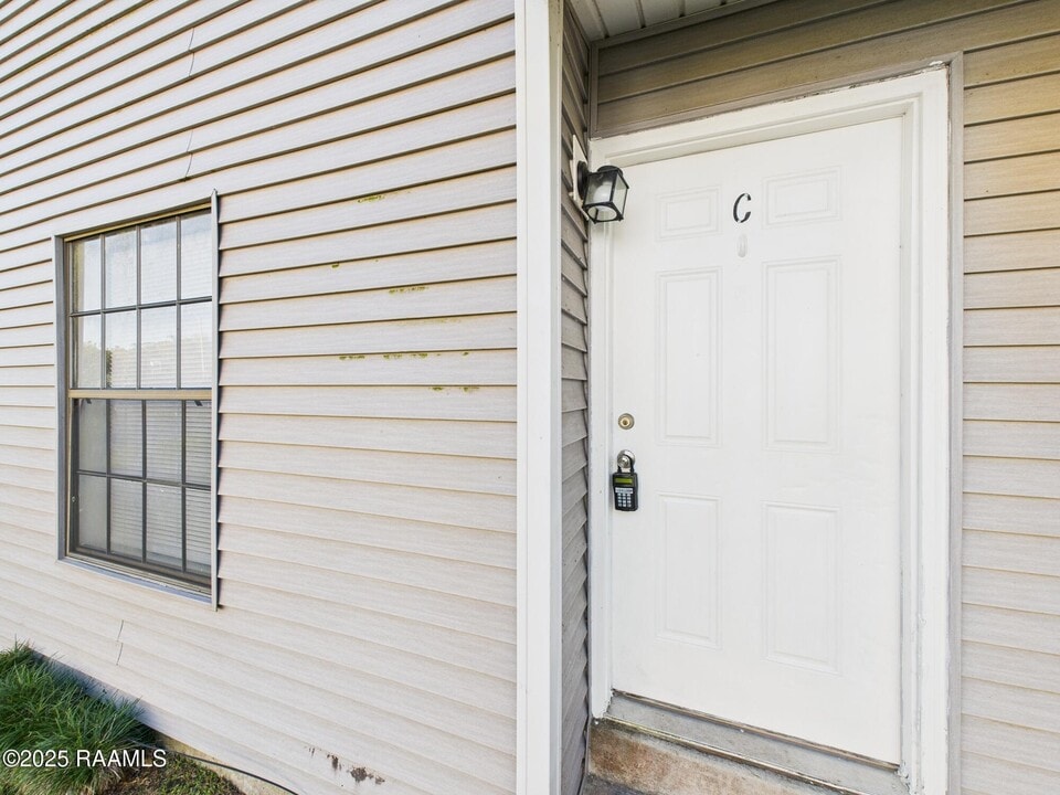 114 Country Ln in Lafayette, LA - Building Photo