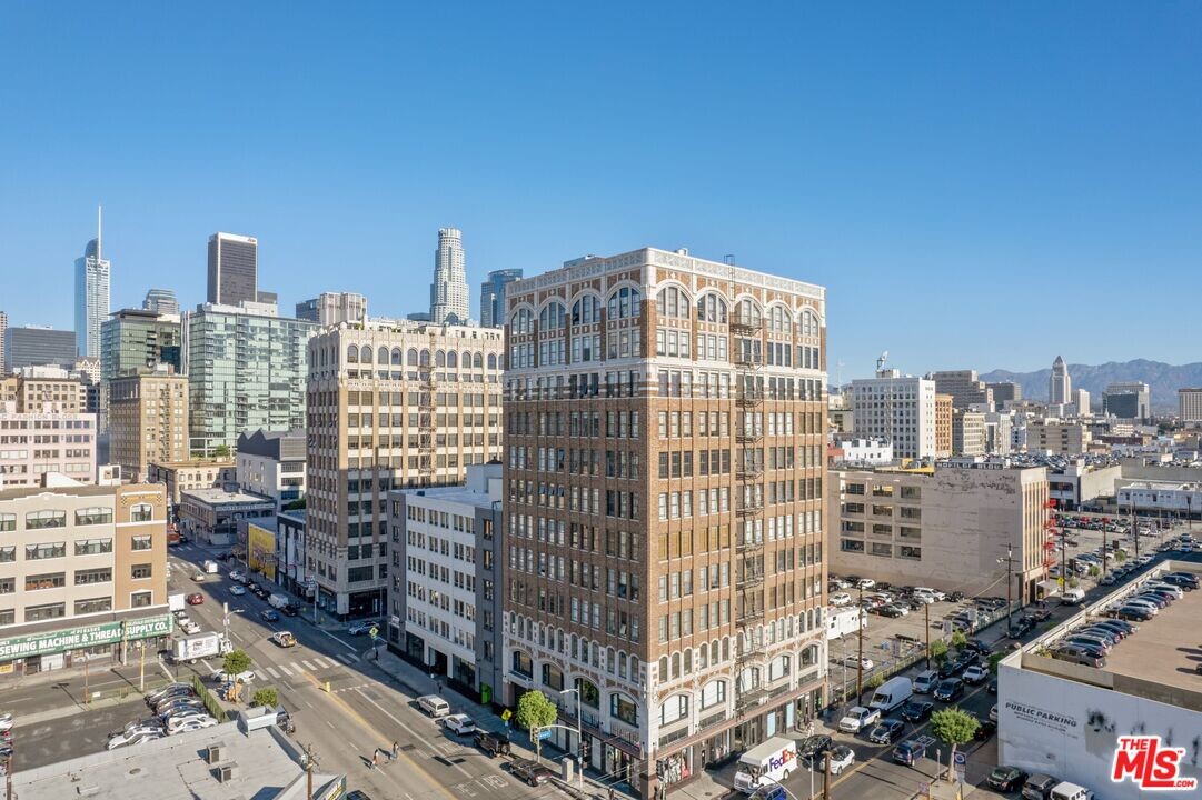 315 E 8th St, Unit 305 in Los Angeles, CA - Building Photo