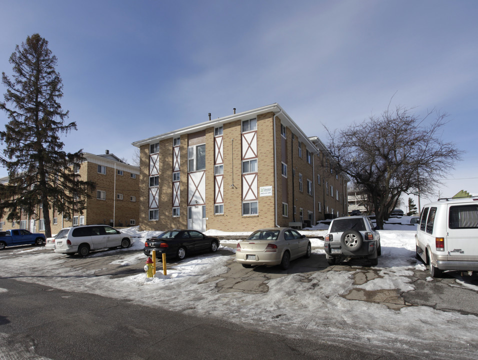 Cottonwood Apartments in Omaha, NE - Foto de edificio