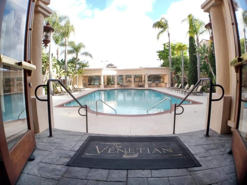 3955 Nobel Dr, Unit #180 Private Room+Bath in San Diego, CA - Foto de edificio