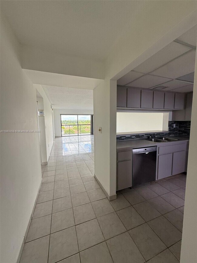 10145 NW 9th St Cir in Miami, FL - Building Photo - Building Photo
