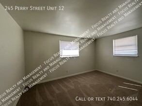 245 Perry St in Lancaster, OH - Foto de edificio - Building Photo