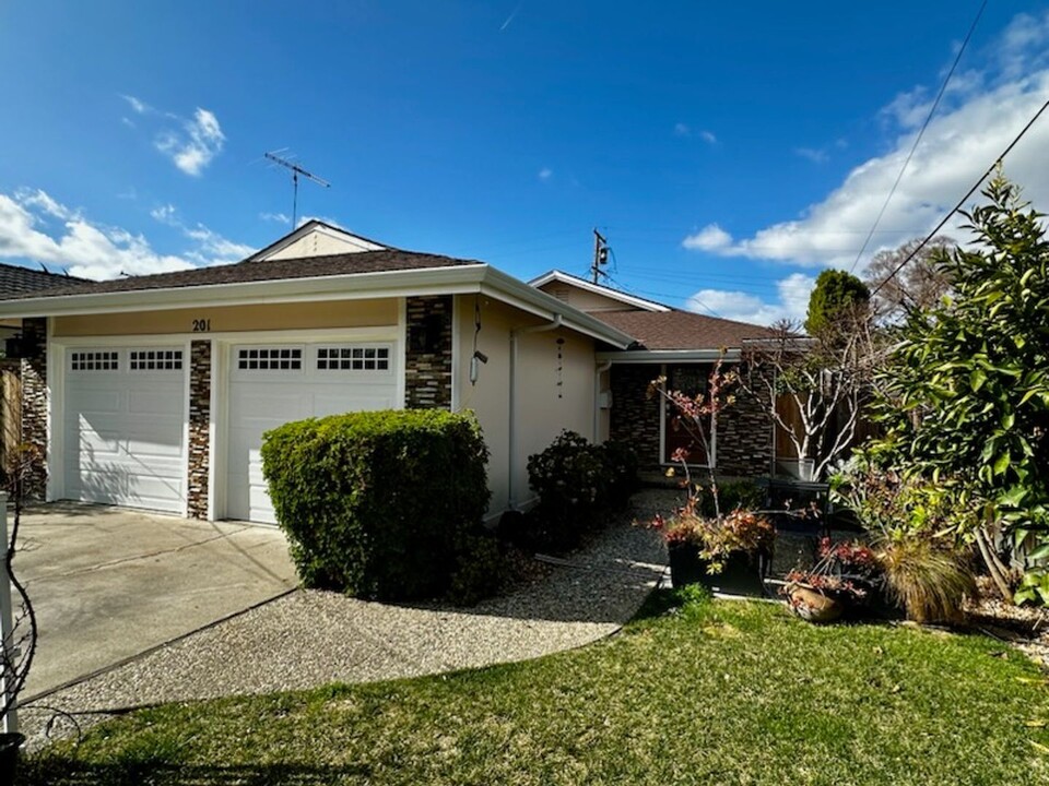 201 Brooklyn Ave in San Jose, CA - Foto de edificio