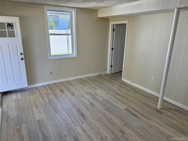 109 Harrisburg St, Unit Apartment 1 in Bay Shore, NY - Building Photo - Building Photo