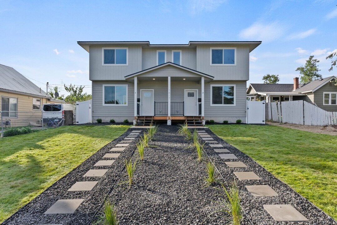 1817 W Chelan Ave-Unit -A in Spokane, WA - Foto de edificio