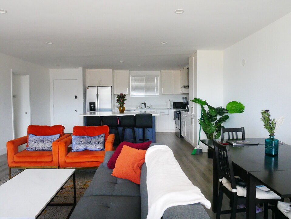 1054 E 2nd St, Unit 302 in Long Beach, CA - Building Photo