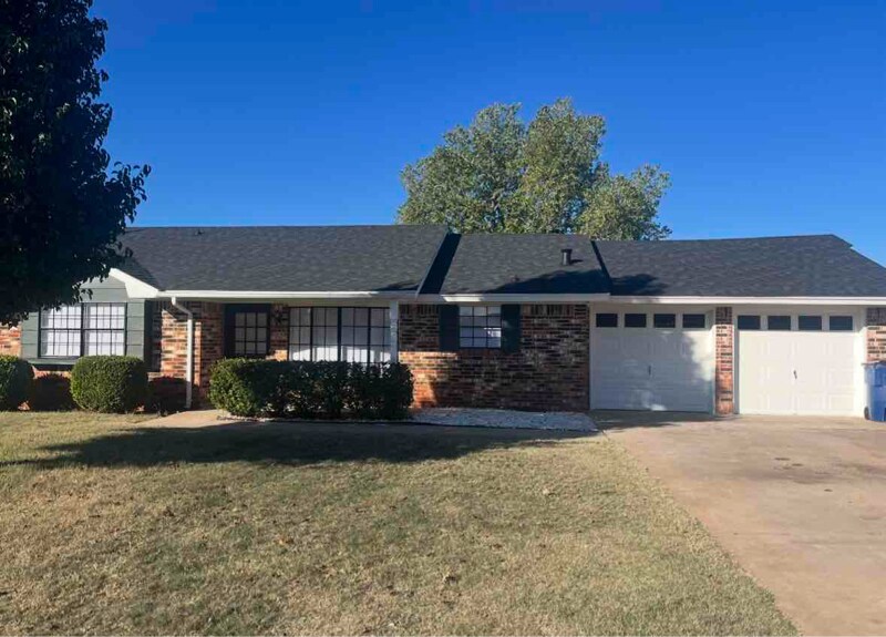 715 S Pleasant View Dr in Mustang, OK - Building Photo