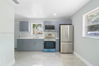 11715 NW 22nd Ct in Miami, FL - Building Photo - Building Photo