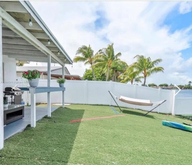 2423 SW 58th Manor in Fort Lauderdale, FL - Building Photo - Building Photo