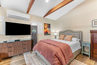 7227 Fallbrook Ave in Los Angeles, CA - Building Photo - Building Photo