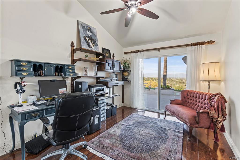 6724 Vickiview Dr in Canoga Park, CA - Foto de edificio